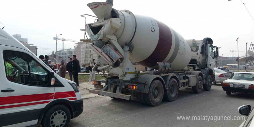 Beton mikserinin çarptığı kadın yaralandı