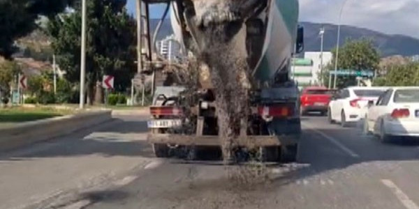 Beton mikserinin harcı karayoluna dökerek ilerlediği anlar kamerada