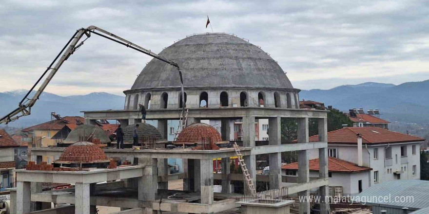 Beyağaç Çarşı Camisinin kubbesi erleştirildi