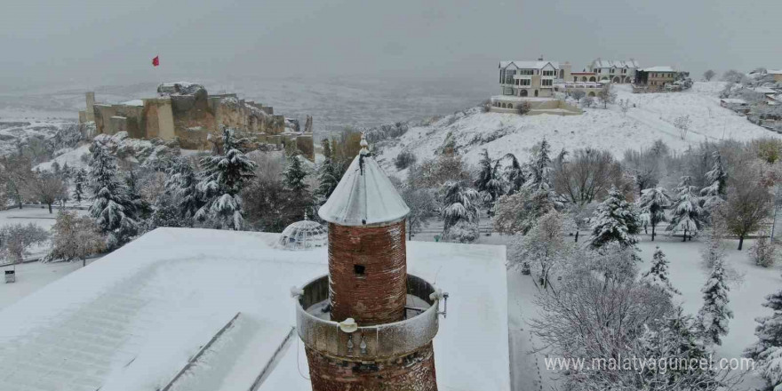 Beyaz gelinliğini giyen Harput’ta kartpostallık görüntüler oluştu