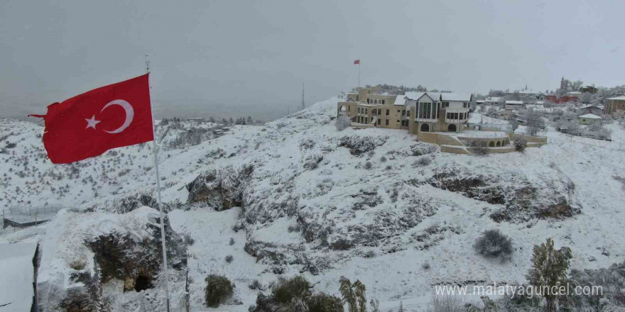 Beyaz gelinliğini giyen Harput’ta kartpostallık görüntüler oluştu