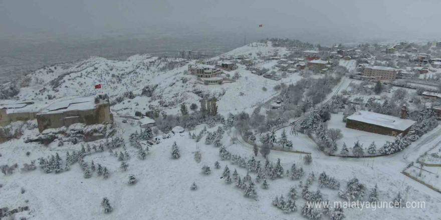 Beyaz gelinliğini giyen Harput’ta kartpostallık görüntüler oluştu