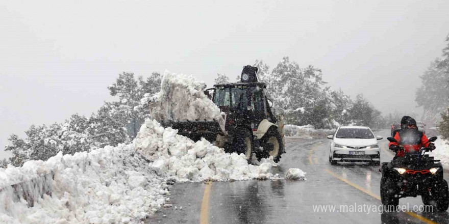 Beyaza bürünen Muğla’da yollar ulaşıma açıldı