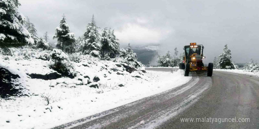 Beyaza bürünen Muğla’da yollar ulaşıma açıldı