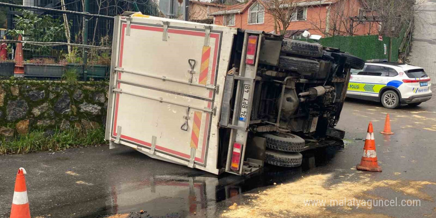 Beykoz’da kamyon devrildi: 2 yaralı