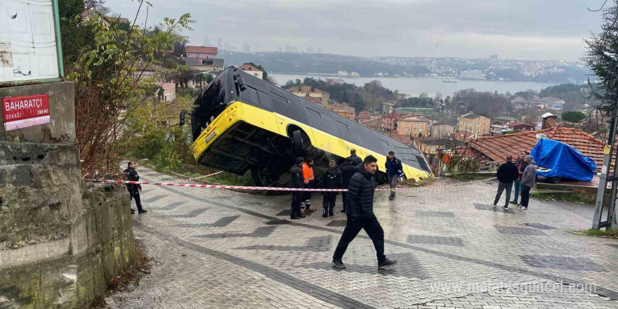 Beykoz’da yokuş aşağı kayan İETT otobüsü evin bahçesine düştü