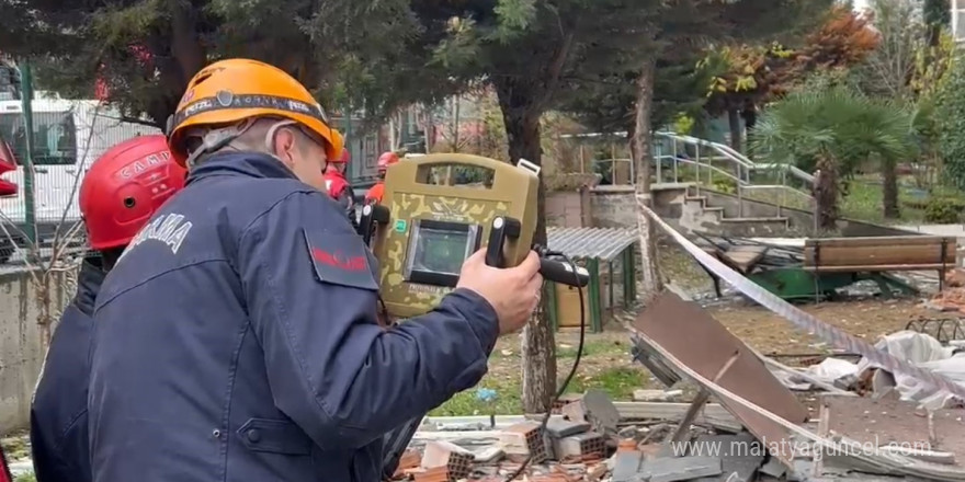 Beylikdüzü’nde binadaki patlama sonrası yeraltı görüntüleme cihazı ile arama yapılıyor