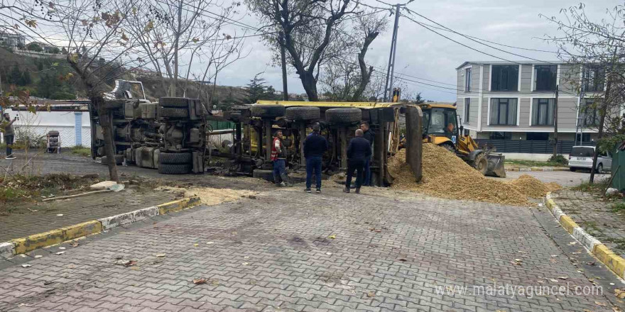 Beylikdüzü’nde İSKİ’nin çalışması sırasında yol çöktü, hafriyat kamyonu devrildi