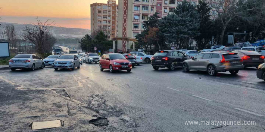 Beylikdüzü’nde yola yağ döküldü, sürücüler zor anlar yaşadı