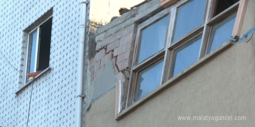 Beyoğlu’nda 3 katlı binada çökme: 3 araç hasar gördü