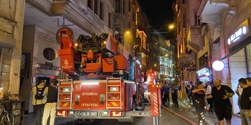 Beyoğlu’nda 9 katlı otelin bodrum katında korkutan yangın