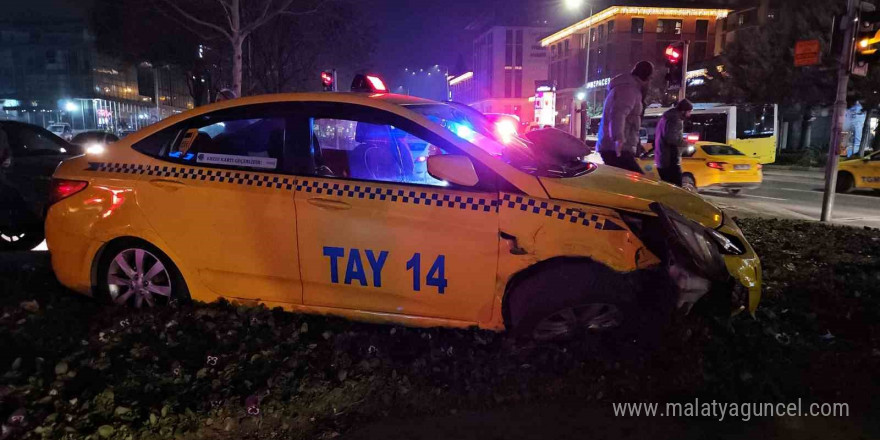 Beyoğlu’nda aniden manevra yaparak dönen araç, taksiyi yoldan çıkardı: 1 yaralı