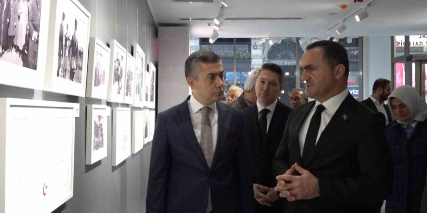 Beyoğlu’nda Atatürk’ün fotoğraflarından oluşan “Efendiler” sergisi açıldı