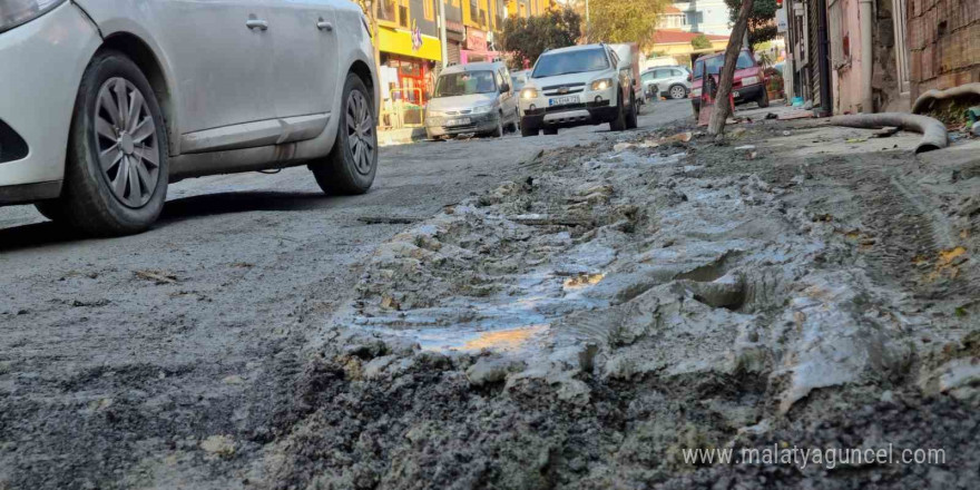 Beyoğlu’nda İSKİ ve İBB’nin bitmek bilmeyen çalışması mahalleyi çamur içinde bıraktı