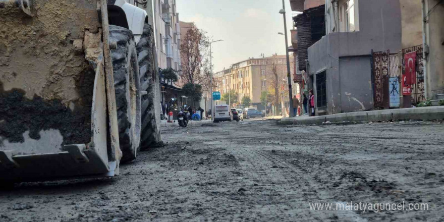 Beyoğlu’nda İSKİ ve İBB’nin bitmek bilmeyen çalışması mahalleyi çamur içinde bıraktı