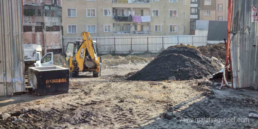 Beyoğlu’nda İSKİ ve İBB’nin bitmek bilmeyen çalışması mahalleyi çamur içinde bıraktı