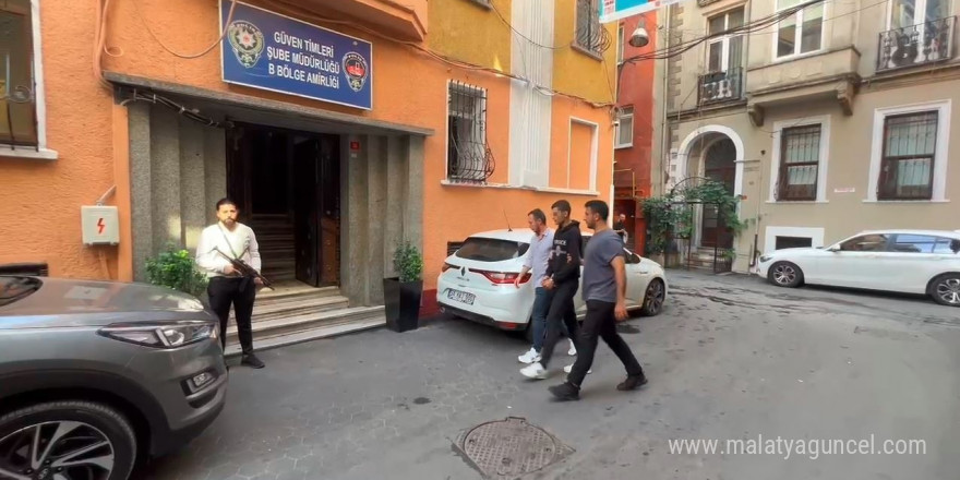 Beyoğlu’nda park halindeki motordaki kaskı çalan hırsız kamerada