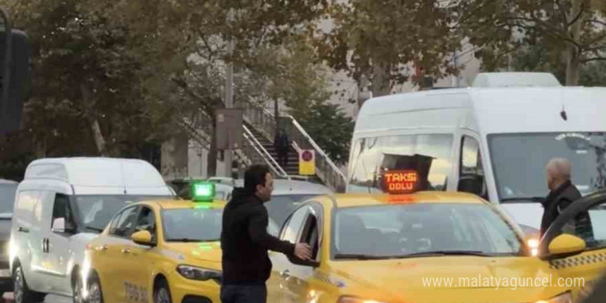 Beyoğlu’nda taksi durmayınca çılgına döndü, aracın aynasını kırdı