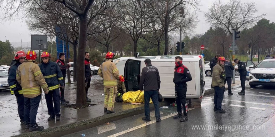 Beyoğlu’nda ticari araçla polis otosu çarpıştı: 1 yaralı