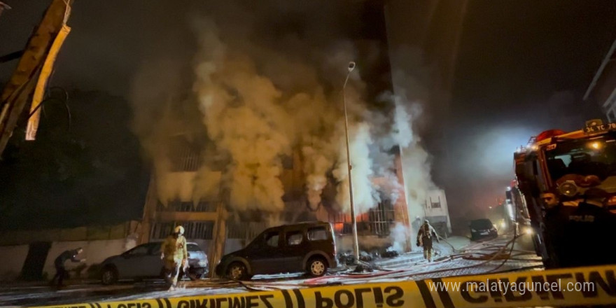 Beyoğlu’nda yatak imalathanesi alev alev yandı