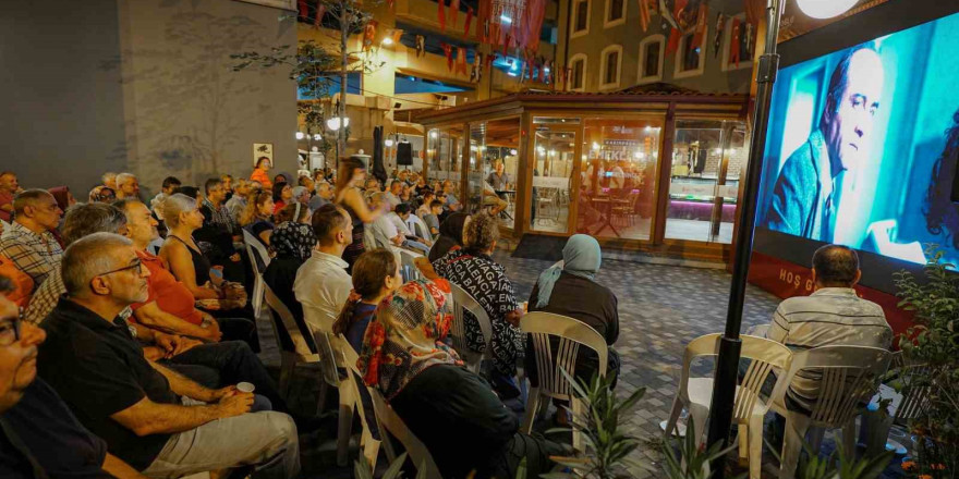 Beyoğlu’nun emeklileri açık hava film gösterimi ile nostalji yaptı