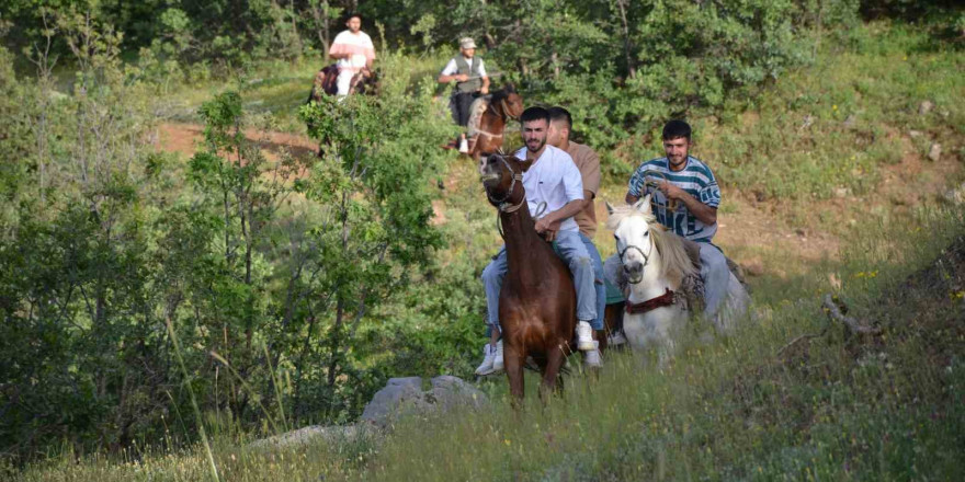 Beytüşşebap’ta atlarla trekking yapıldı