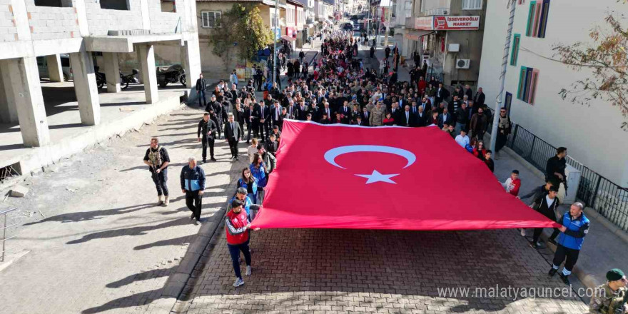 Beytüşşebap’ta dev Türk bayrağı eşliğinde Cumhuriyet’in 101’inci yılı kutlandı