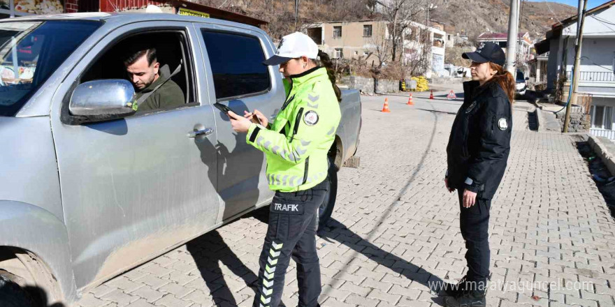 Beytüşşebap’ta kadın polisler ilçe giriş ve çıkışlarında rutin kontroller yaparak asayişi sağlıyor