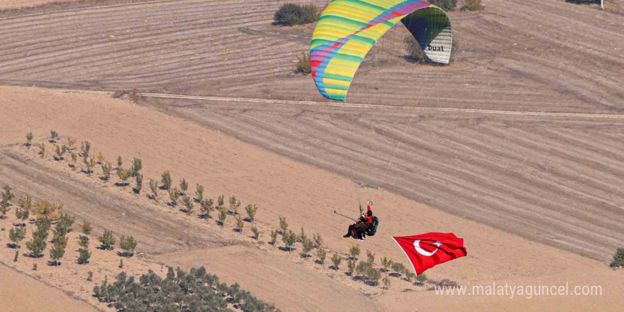 Bilecik’te 101 yamaç paraşütçüsünden ’Ata’ya Saygı Uçuşu’