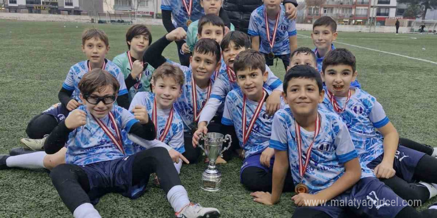 Bilecik’te düzenlenen Lefke Cup U-11 Turnuvası sonrası 12 futbolcu Fenerbahçe antrenmanlarına davet edildi