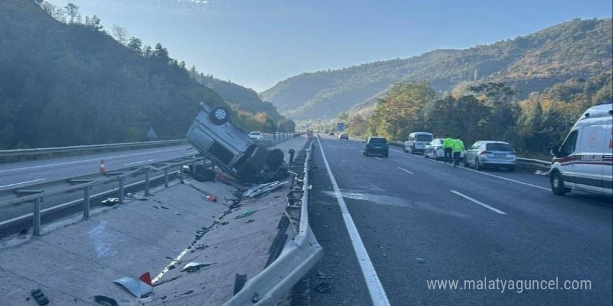 Bilecik’te kontrolden çıkan otomobil orta refüje çarparak takla attı