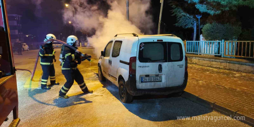 Bilecik’te park halindeki hafif ticari araç yandı