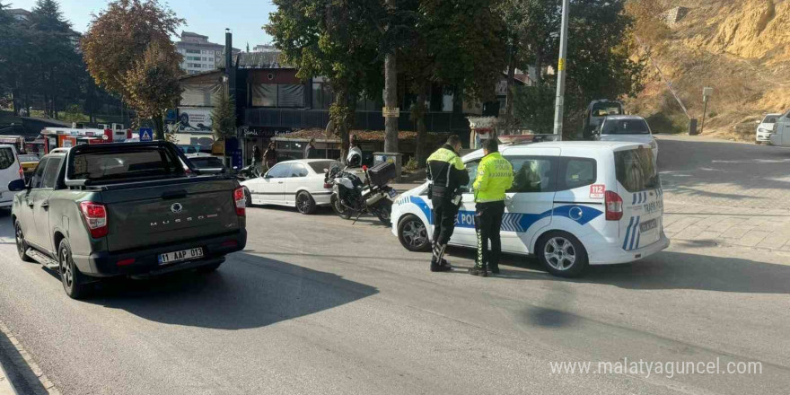 Bilecik’te seyir halinde kontrolden çıkan motosiklet devrilirken, sürücüsü yaralandı