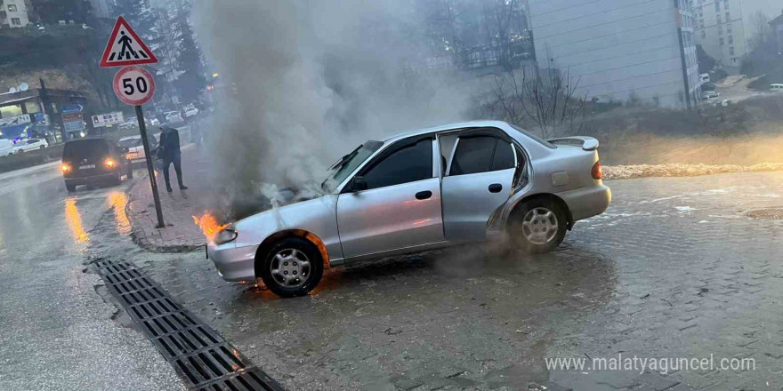 Bilecik’te seyir halindeki otomobil alev alev yandı