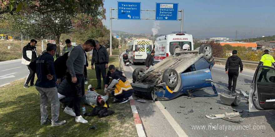 Bilecik’te traktörün arka römorkunun çarptığı araç takla atarken, 1 kişi yaralandı