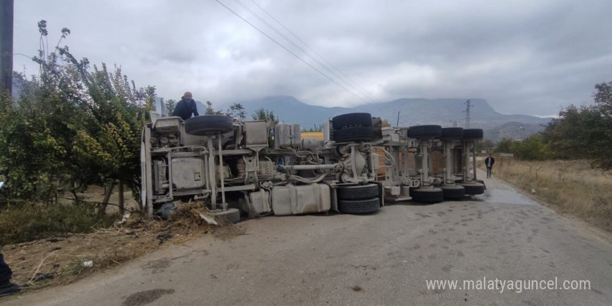 Bilecik’te virajı alamayan kamyon devrilirken, sürücüsü yaralandı