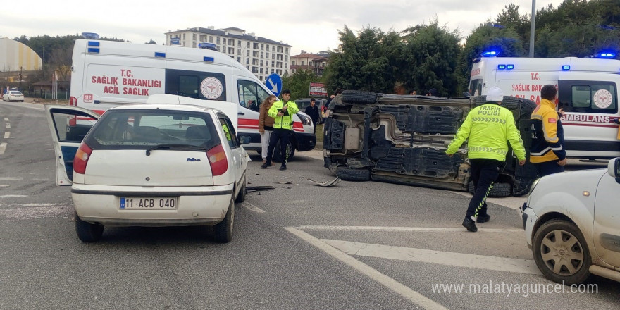 Bilecik’te yan devrilen otomobilin sürücüsü yaralandı