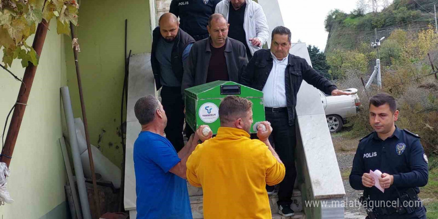 Bilekleri kesilmiş ve tüfekle vurulmuş halde ölü bulundu