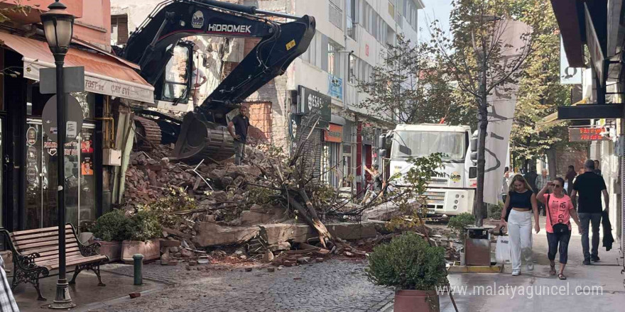 Bina yıkımında molozlar sokağı kapattı