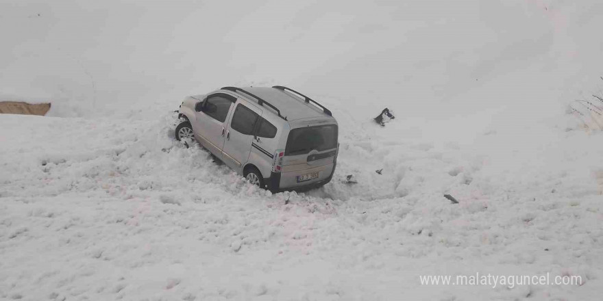 Bingöl’de araç şarampole yuvarlandı: 3 yaralı