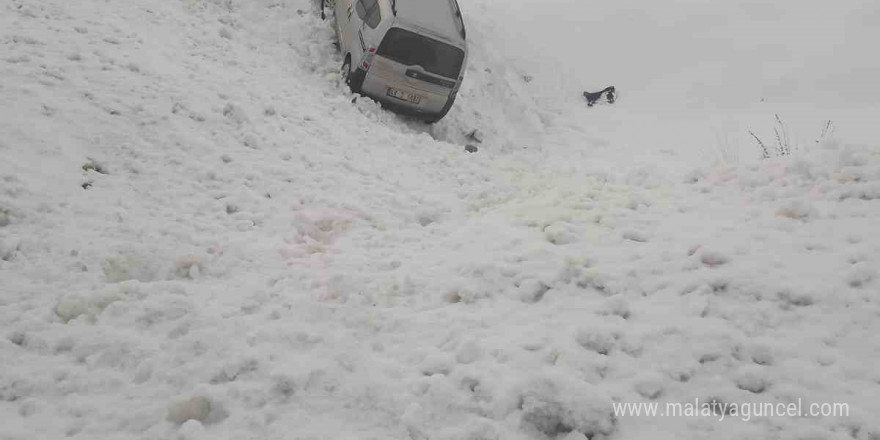 Bingöl’de araç şarampole yuvarlandı: 3 yaralı