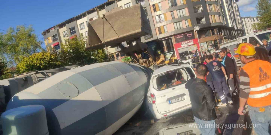 Bingöl’de beton mikseri aracın üzerine devrildi: 1 yaralı