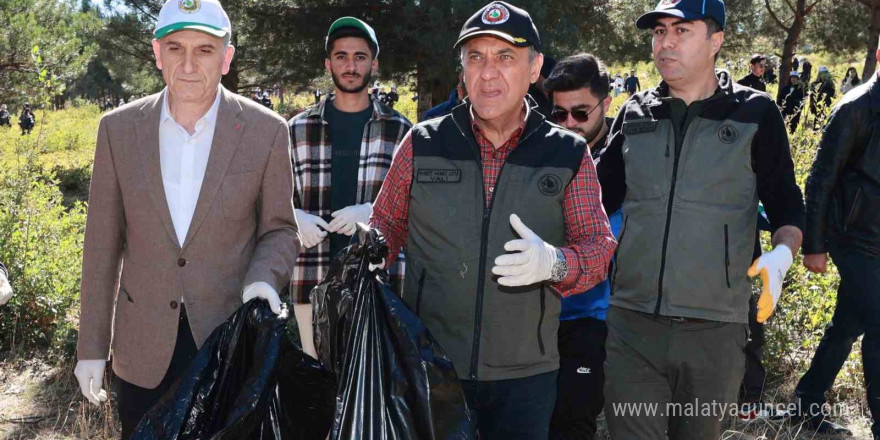 Bingöl’de el ele verip ormanı temizlediler