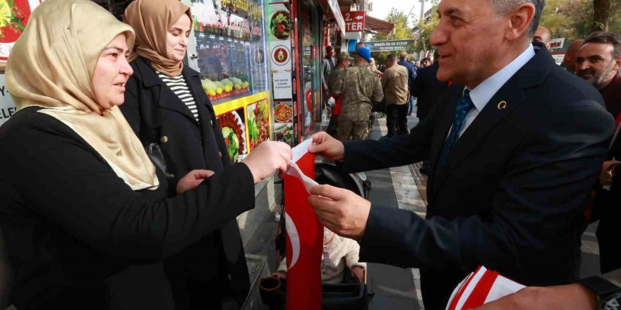 Bingöl’de esnaf ve vatandaşlara Türk bayrağı dağıtıldı