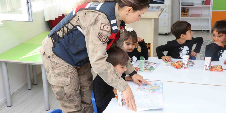 Bingöl’de jandarma, minik öğrencilerle Atatürk’ü andı