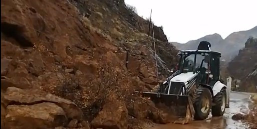 Bingöl’de kuvvetli sağanak heyelan getirdi: Yol açma çalışmaları sürüyor