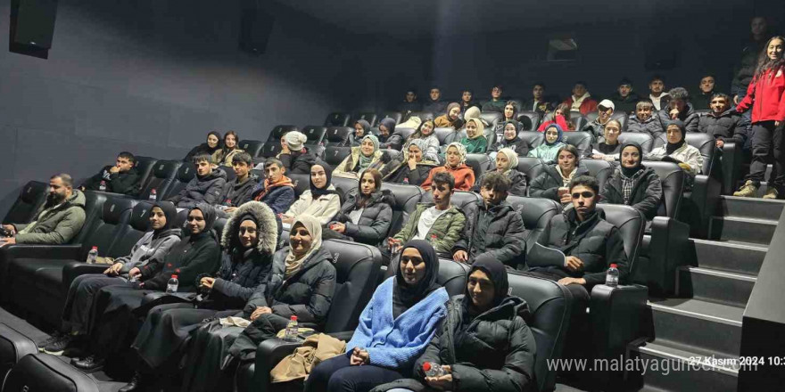 Bingöl’de polis ekipleri öğrencileri sinemaya götürdü