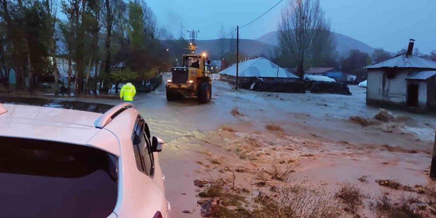 Bingöl’de selde mahsur kalan 2 çoban ve 30 hayvan kurtarıldı