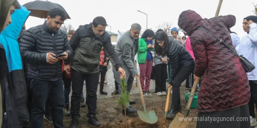 Bingöl’de Yatılı Bölge Okulunda 300 fidan toprakla buluştu