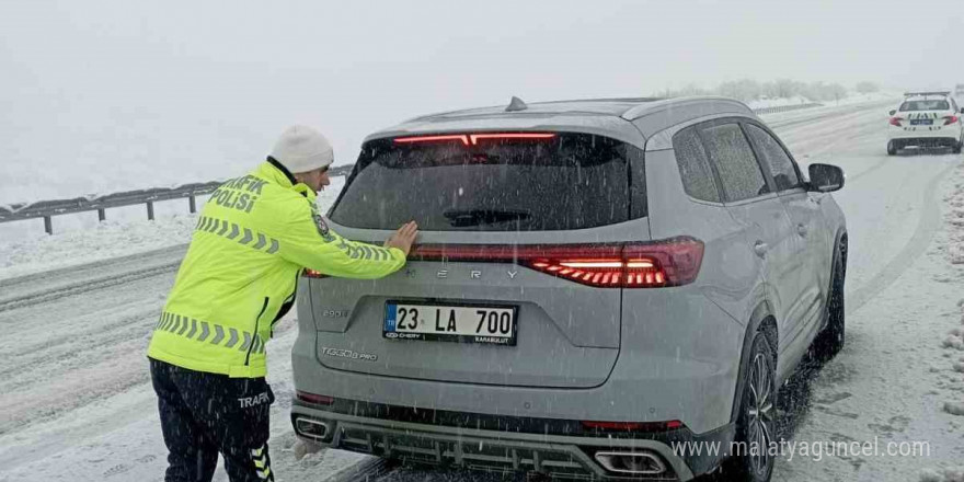 Bingöl’de yolda kalan sürücülerin imdadına polis ekipleri yetişti